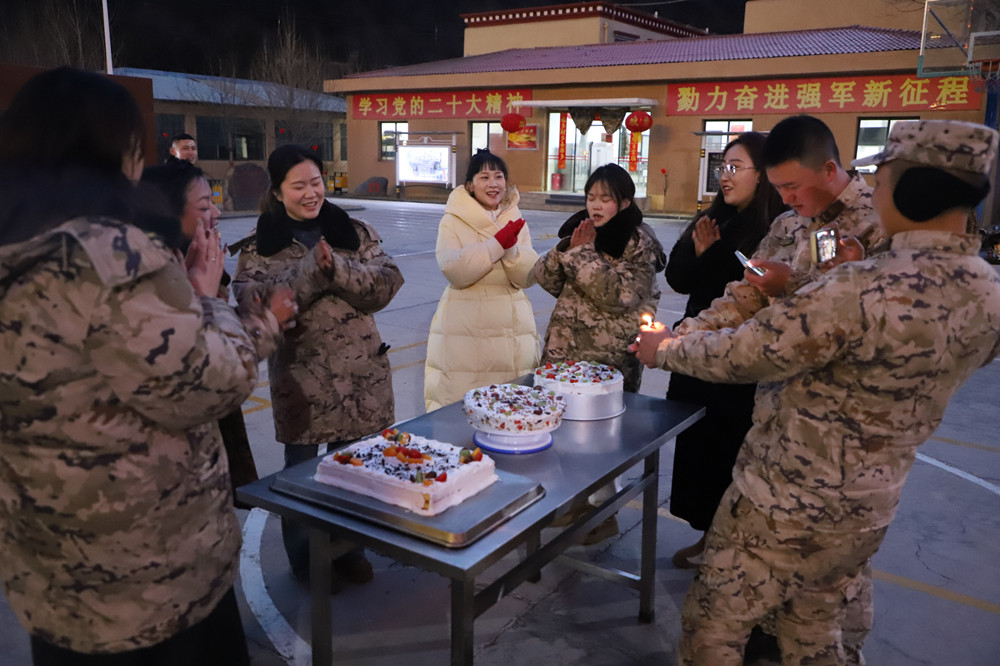 支隊(duì)為來隊(duì)家屬過集體生日?；粢綌z