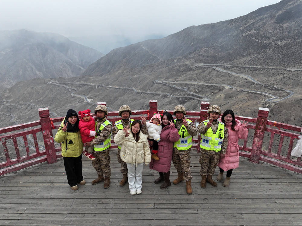 支隊(duì)組織家屬隨隊(duì)養(yǎng)護(hù)體驗(yàn)丈夫工作。何眾攝