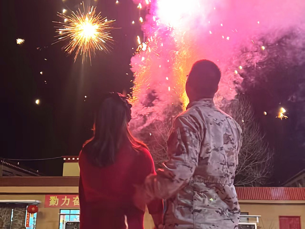 來隊(duì)家屬的溫馨瞬間?；粢綌z