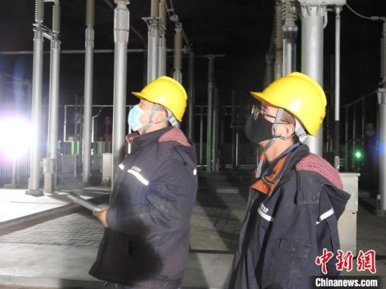 圖為5月10日凌晨，國網(wǎng)青海檢修公司柴達(dá)木換流站運維人員在進(jìn)行柴拉直流系統(tǒng)停電操作?！∫杂?攝