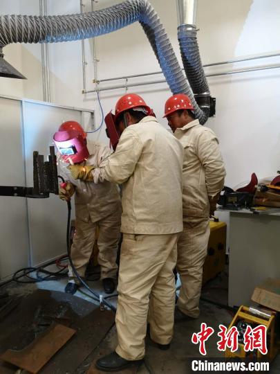 圖為學(xué)員正在進(jìn)行電焊技能學(xué)習(xí)?！》尔惙?攝