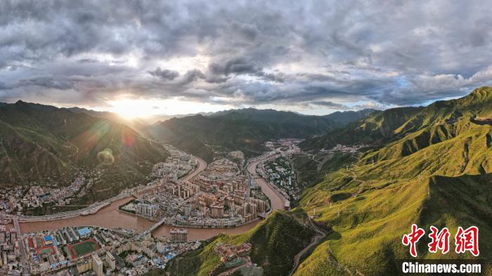 西藏昌都市3.84萬戶、19.46萬貧困人口全部脫貧