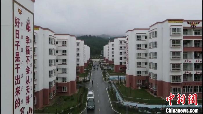 越西縣最大的易地扶貧搬遷安置點——城北感恩社區(qū)?！『武?攝