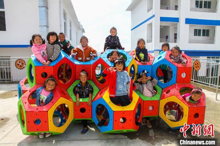 喜德縣一學校內，孩子們露出開心的笑容。　爾古木三 攝