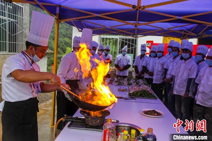 喜德縣冕山鎮(zhèn)舉辦的廚師培訓班上，老師正在示范回鍋肉的做法?！柟拍救?攝