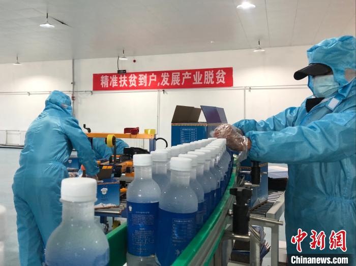 圖為阿里地區(qū)措勤縣某飲用水加工公司，該公司以“基地+公司+貧困民眾”為運營模式，帶動貧困民眾68戶232人。　謝牧 攝