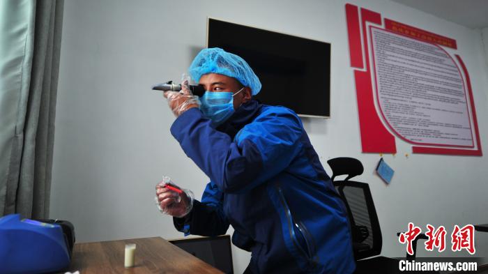 圖為8月11日，西藏那曲市聶榮縣色慶鄉(xiāng)雜瑪多種經(jīng)營(yíng)合作聯(lián)合社質(zhì)檢員對(duì)從各牧場(chǎng)收集上來(lái)的牛奶進(jìn)行質(zhì)量檢測(cè)。色慶鄉(xiāng)統(tǒng)籌全鄉(xiāng)28個(gè)行政村的合作社，成立了擁有規(guī)范管理體系的合作聯(lián)合社，整合集體草場(chǎng)建立5座牧場(chǎng)，各牧場(chǎng)按照計(jì)分制統(tǒng)一放牧，畜產(chǎn)品實(shí)行定點(diǎn)、定時(shí)、定人收購(gòu)，再統(tǒng)一檢測(cè)、加工、出售，建立了完整的牧業(yè)全產(chǎn)業(yè)鏈(資料圖)?！垈?攝