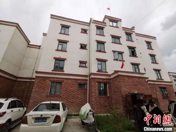 圖為8月12日，2018年7月從距那曲市色尼區(qū)城區(qū)那曲鎮(zhèn)90千米外的古露鎮(zhèn)當(dāng)桑村搬遷至城區(qū)的旦增新家位于一棟四層的樓房?jī)?nèi)(資料圖)。　張偉 攝