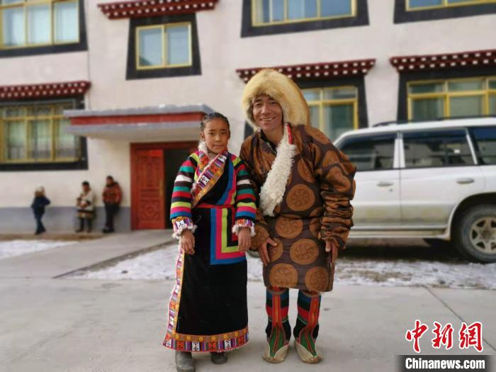 圖為2020年1月16日，搬遷至那曲市安多縣卓格扶貧小區(qū)的農(nóng)牧民在新家外面合影(資料圖)。　張偉 攝
