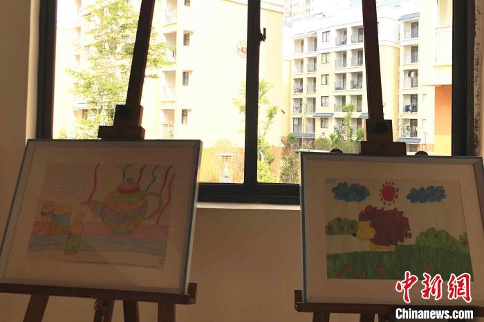 圖為會(huì)澤縣城易地扶貧搬遷點(diǎn)一所小學(xué)內(nèi)擺放著的學(xué)生畫(huà)作。　繆超 攝