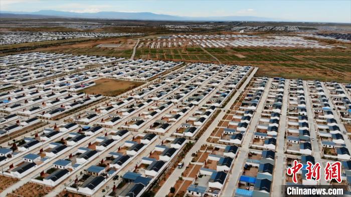 圖為航拍的武威市古浪縣黃花灘生態(tài)移民區(qū)富民新村。(資料圖) 李亞龍 攝