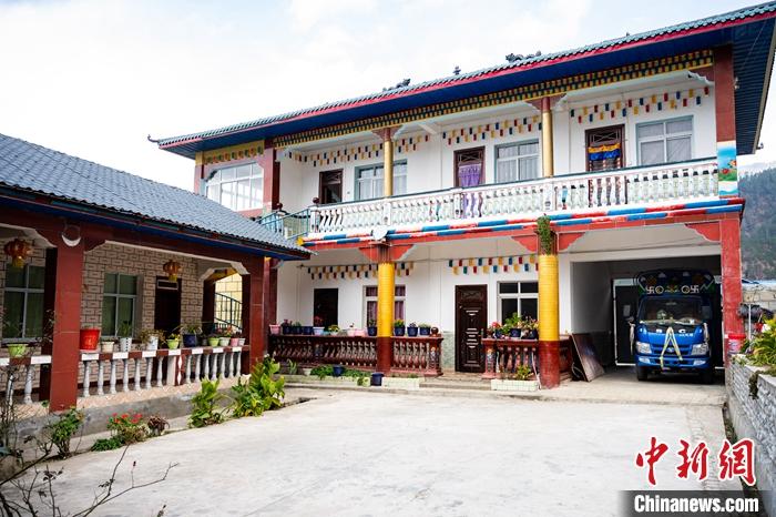 1月30日，嘎腰村，僜人苦梅夏自家的兩層樓房。<a target='_blank' ><p  align=