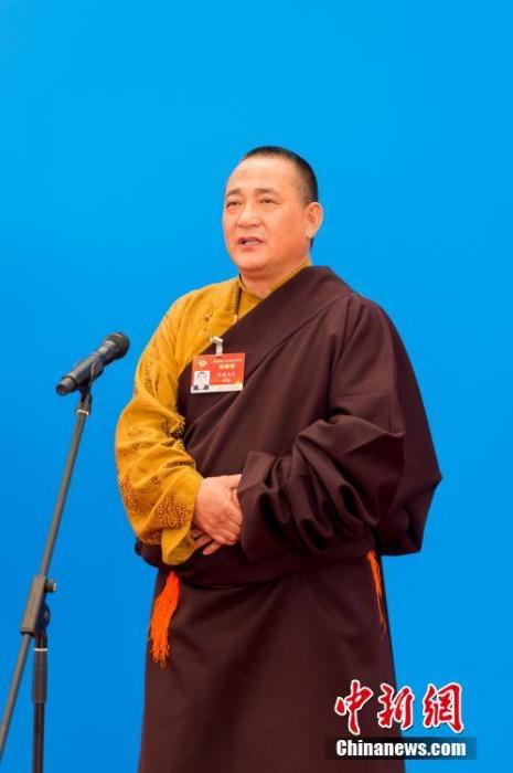 3月10日，全國(guó)政協(xié)十三屆四次會(huì)議第三場(chǎng)“委員通道”采訪活動(dòng)在北京人民大會(huì)堂新聞發(fā)布廳舉行。圖為全國(guó)政協(xié)委員洛桑山丹通過(guò)網(wǎng)絡(luò)視頻方式接受媒體采訪。<a target='_blank' ><p  align=