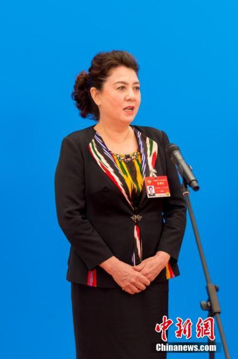 3月10日，全國(guó)政協(xié)十三屆四次會(huì)議第三場(chǎng)“委員通道”采訪活動(dòng)在北京人民大會(huì)堂新聞發(fā)布廳舉行。圖為全國(guó)政協(xié)委員古麗帕麗·阿不都拉通過(guò)網(wǎng)絡(luò)視頻方式接受媒體采訪。<a target='_blank' ><p  align=