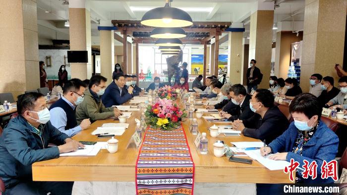 圖為國家糧食產(chǎn)業(yè)(青稞深加工)技術(shù)創(chuàng)新分中心在西藏拉薩掛牌儀式現(xiàn)場。　貢桑拉姆 攝