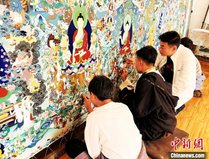 青海唐卡藝術(shù)小鎮(zhèn)：“勞模畫師”師帶徒，文化扶貧富一方