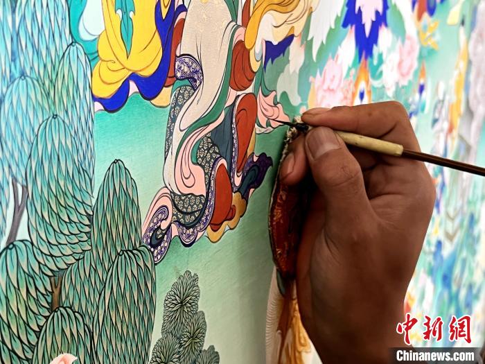 圖為畫師繪畫唐卡?！●R文莉 供圖