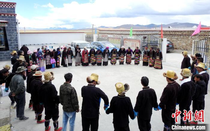 圖為普瑪江塘鄉(xiāng)民眾載歌載舞。　浪卡子縣網(wǎng)信辦供圖