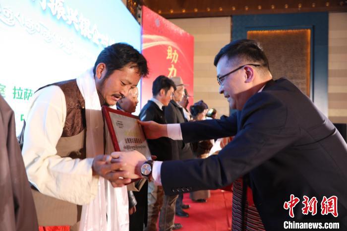 圖為拉薩市銀企對(duì)接洽談會(huì)現(xiàn)場(chǎng)?！「裆愔?攝