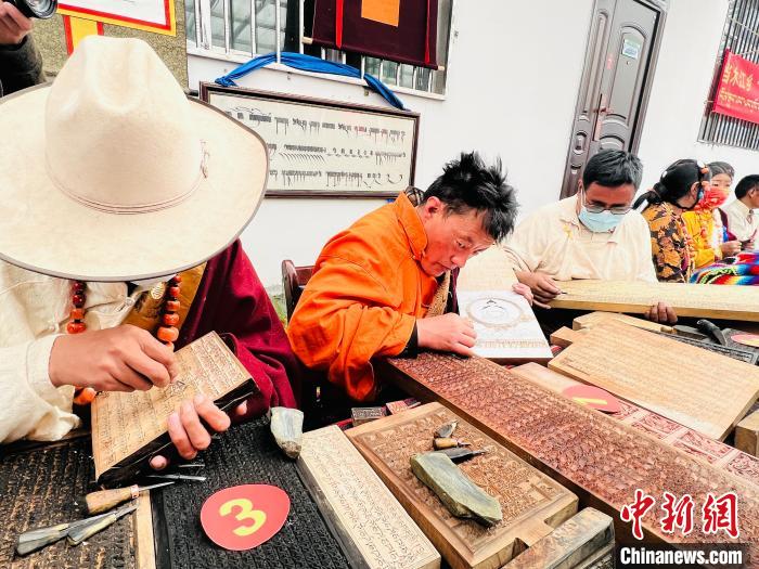 圖為2022年，聶榮縣當(dāng)木江鄉(xiāng)“鄉(xiāng)村振興那曲奮進(jìn)”活動雕刻比賽現(xiàn)場。資料圖 那曲市“鄉(xiāng)村振興 那曲奮進(jìn)”活動辦供圖