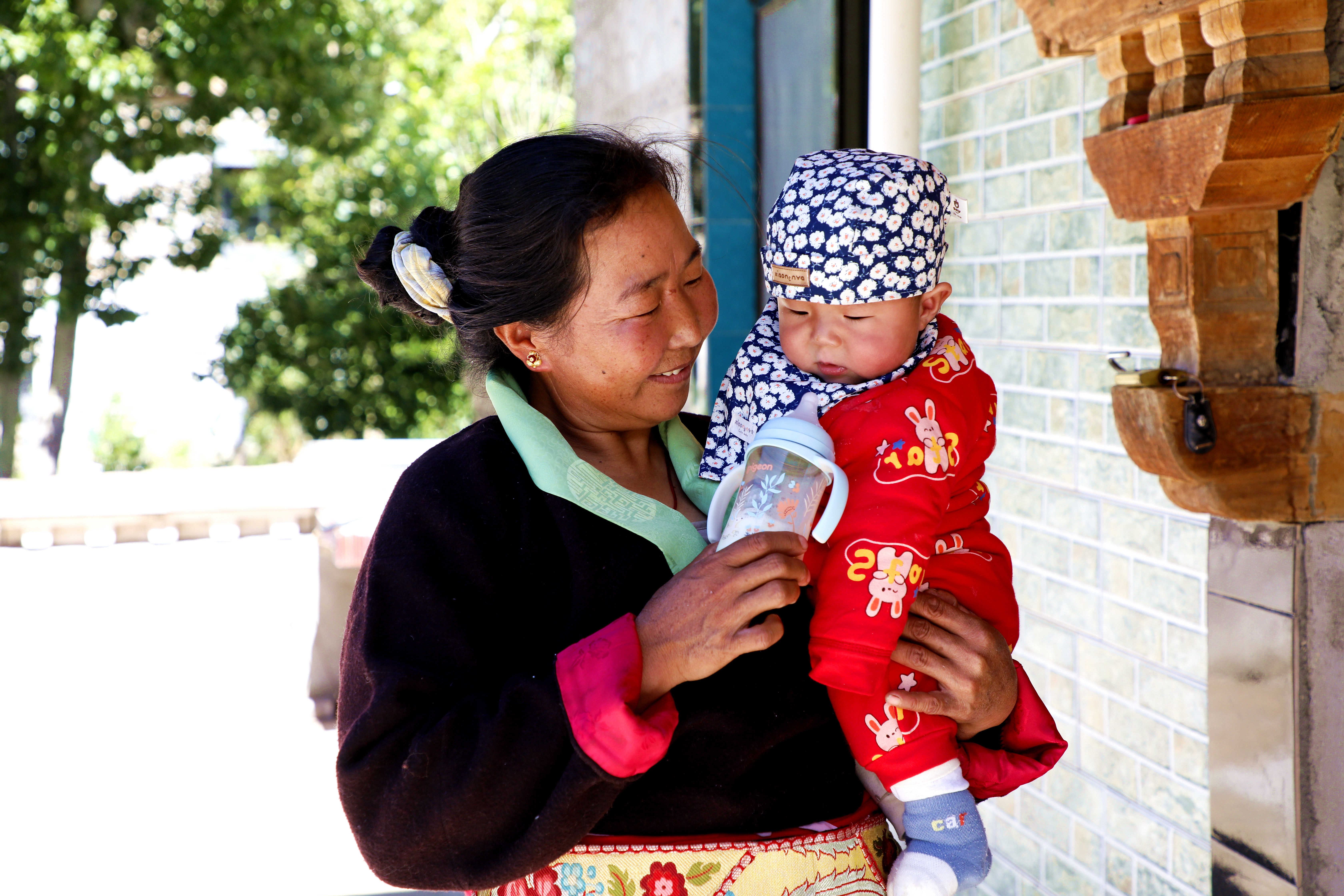 貢秋曲珍照顧3個(gè)月大的孫子旦增平措 應(yīng)俊攝.jpg?x-oss-process=style/w10 貢秋曲珍照顧3個(gè)月大的孫子旦增平措 應(yīng)俊攝.jpg?x-oss-process=style/w10