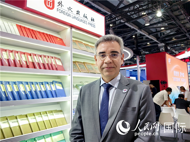 巴西東進(jìn)出版社社長(zhǎng)高文勇接受人民網(wǎng)專訪。人民網(wǎng)記者 符園園攝