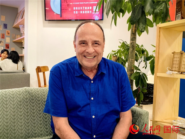 巴西坎皮納斯州立大學(xué)文學(xué)院資深教授弗朗西斯科·福特·哈德曼接受人民網(wǎng)專訪。人民網(wǎng)記者 符園園攝