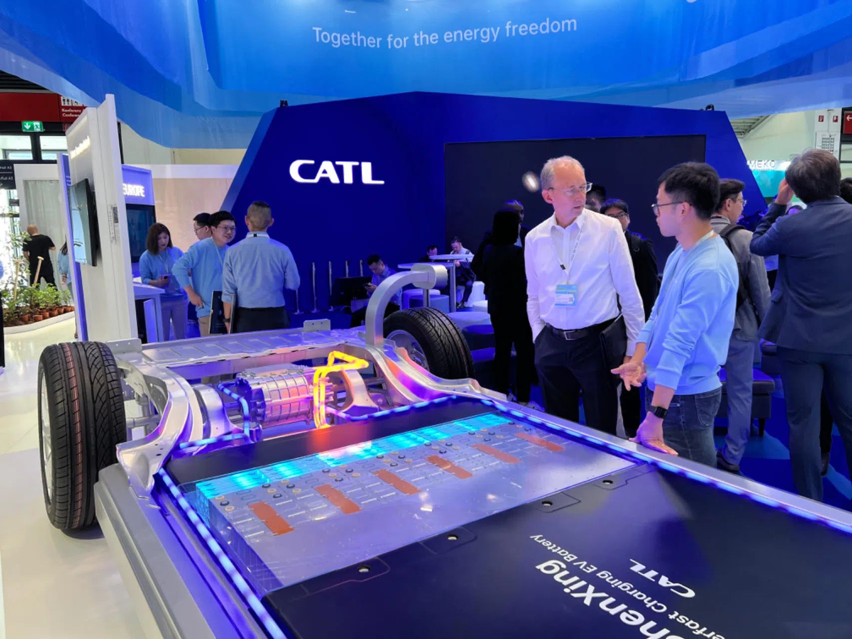 寧德時(shí)代在德國(guó)國(guó)際汽車及智慧出行博覽會(huì)的展臺(tái)。人民網(wǎng)記者 李強(qiáng)攝