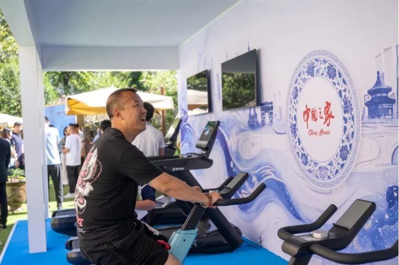 參觀者在智慧體育公園體驗動感單車。巴黎