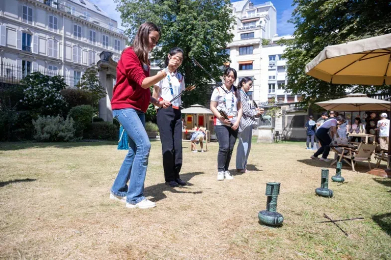 中外友人體驗投壺游戲。巴黎