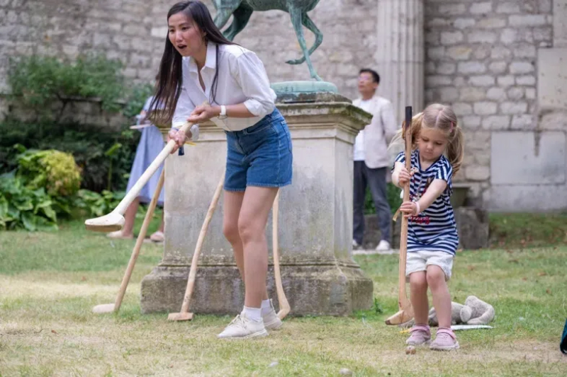 小朋友體驗捶丸游戲。巴黎