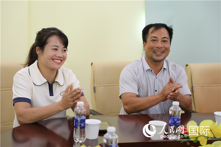 越南沙巴市黃連寄宿制民族小學(xué)老師阮氏秋姮、阮文享。人民網(wǎng)記者簡承淵攝