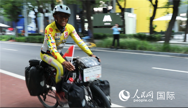 卡里姆·穆斯塔在北京街頭騎行。人民網記者 翟轉麗攝