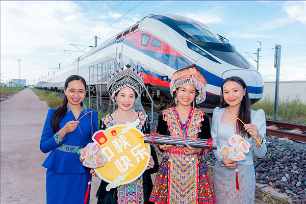 中老鐵路兩國員工一起參加中秋活動。旺·洛拉勒攝