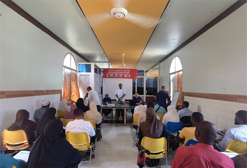 奔巴衛(wèi)生署醫(yī)政處處長馬蘇德致辭。施亮攝（專家組供圖）