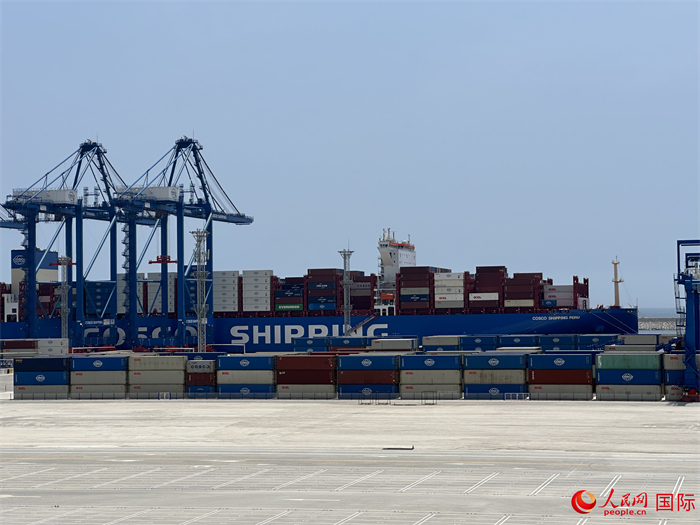 當(dāng)?shù)貢r(shí)間11月15日，秘魯錢凱港碼頭操作區(qū)現(xiàn)場(chǎng)。人民網(wǎng)記者 周雨攝