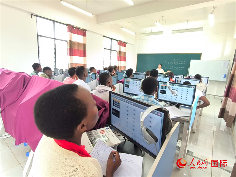 學(xué)生們?cè)谡n堂上認(rèn)真聽講。人民網(wǎng)記者 黃培昭攝