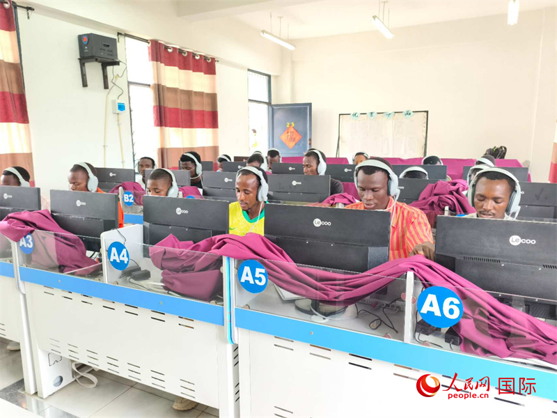 學(xué)生們正在上聽力課。人民網(wǎng)記者 黃培昭攝