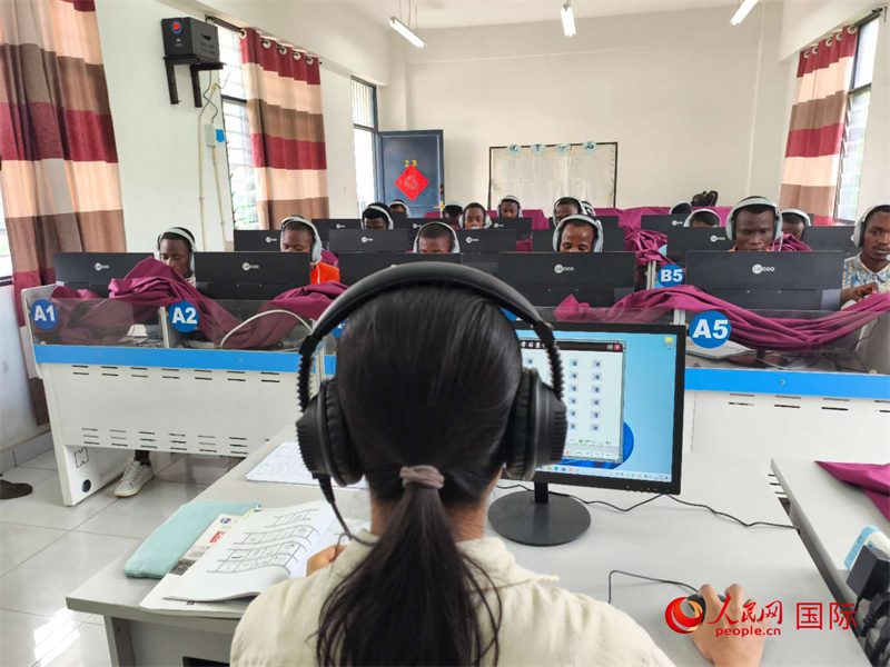 在聽力教室內(nèi) 。人民網(wǎng)記者 黃培昭攝