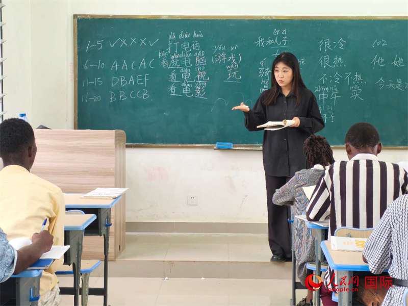 中國(guó)老師在給學(xué)生們講課。人民網(wǎng)記者 黃培昭攝