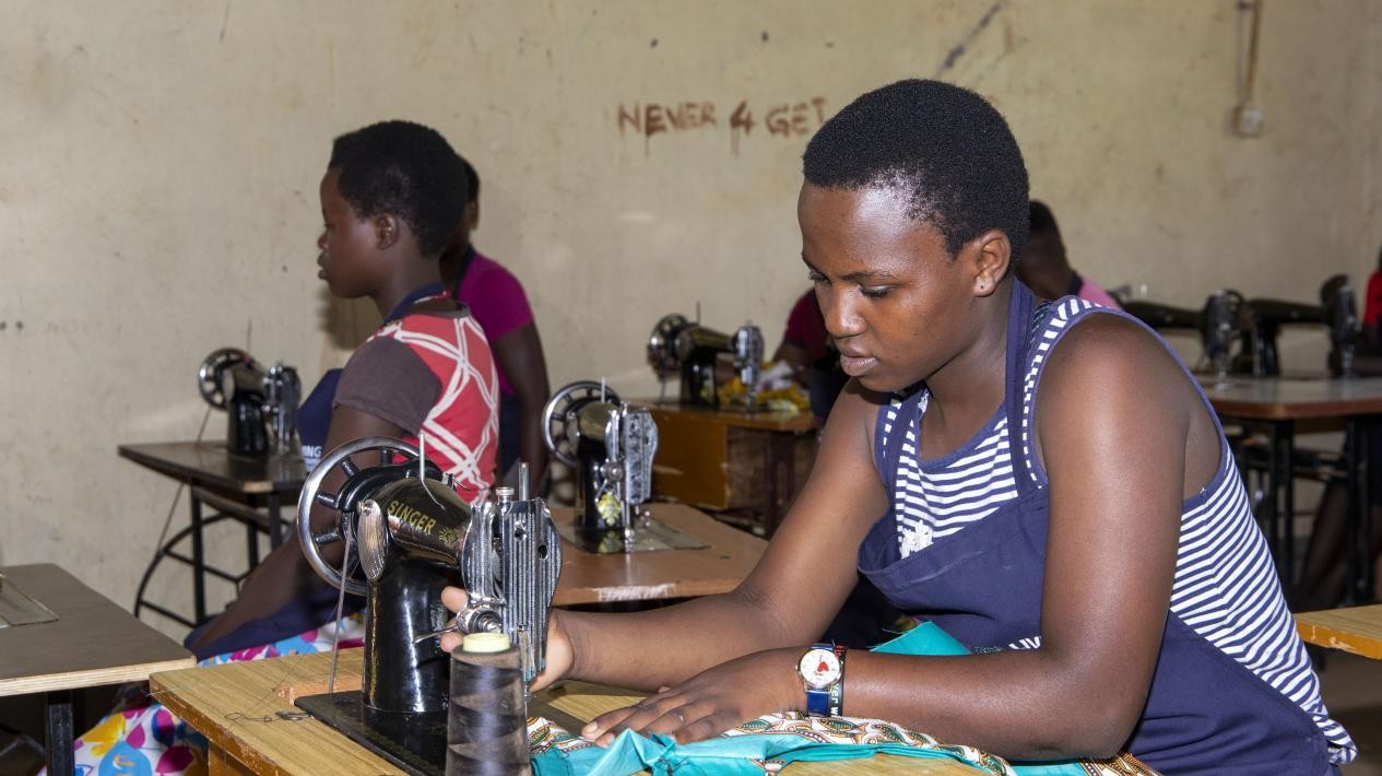 蕾切爾在接受縫紉技能培訓(xùn)。田雨攝