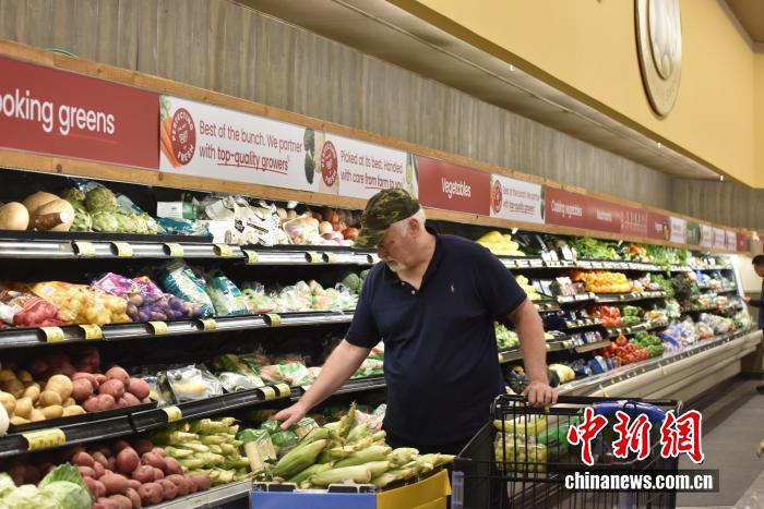 當(dāng)?shù)貢r(shí)間7月18日，美國(guó)密歇根大學(xué)公布報(bào)告顯示，7月美國(guó)消費(fèi)者信心指數(shù)升至61.8，為近5個(gè)月以來(lái)的最高值。圖為美國(guó)民眾在馬里蘭州羅克韋爾一超市購(gòu)物。 <a target='_blank' href='/' _fcksavedurl='/'><p  align=