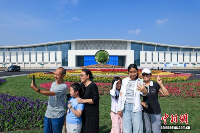 8月31日，天津，市民在2025年上海合作組織峰會主會場外自拍。當日，2025年上海合作組織峰會在天津舉行。<a target='_blank' href='/'><p  align=