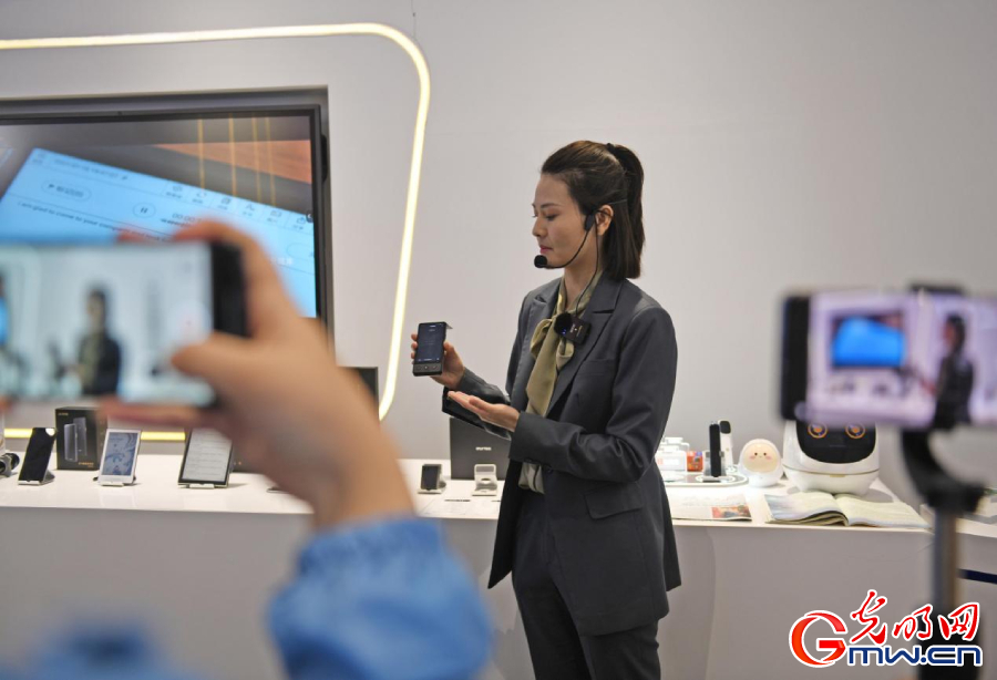 組圖丨AI、網(wǎng)絡(luò)安全、跨境電商……數(shù)字經(jīng)濟(jì)如此 “陜”耀