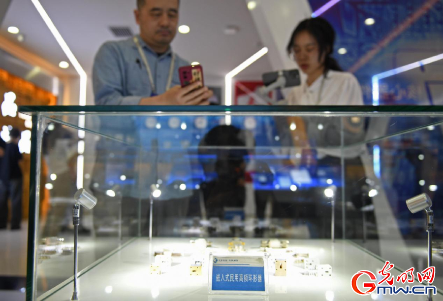 組圖丨AI、網(wǎng)絡(luò)安全、跨境電商……數(shù)字經(jīng)濟(jì)如此 “陜”耀