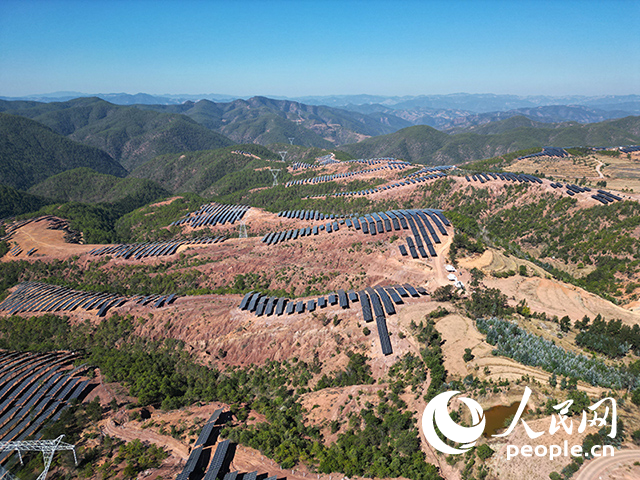 云南南華羅文村的山坡上，一塊塊光伏板連接成片。人民網(wǎng)記者 程浩攝
