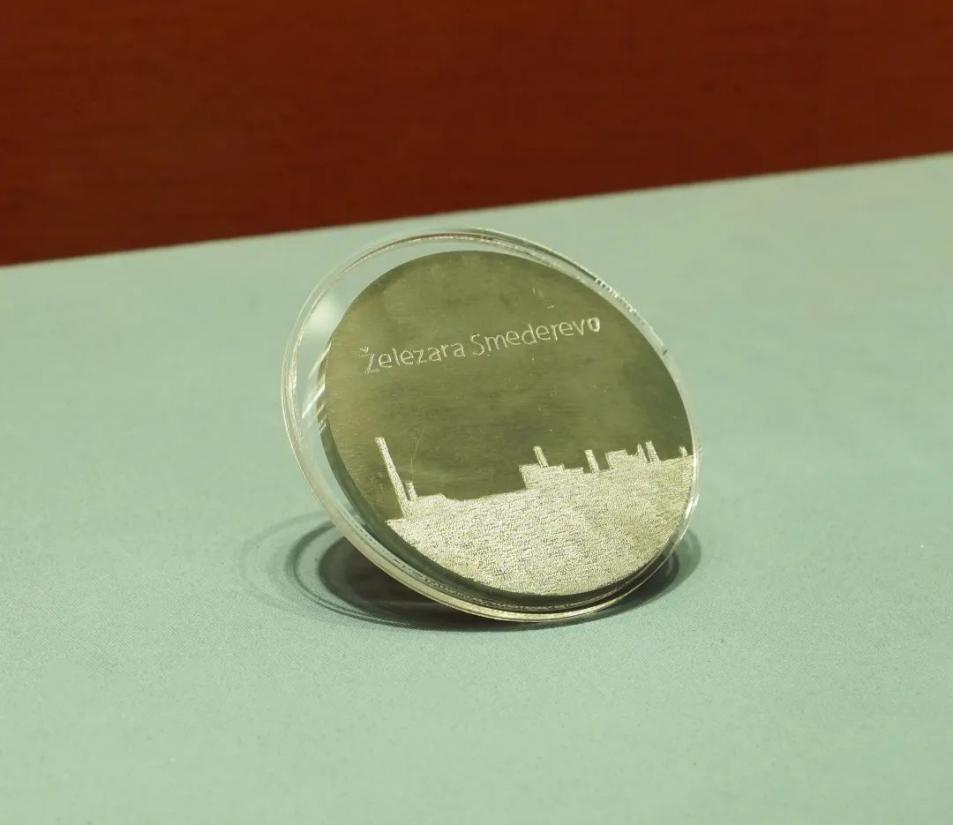 2016年6月，塞爾維亞斯梅戴雷沃鋼廠工人贈送習(xí)近平主席的鋼板雕刻工廠剪影紀念牌。胡楊 攝