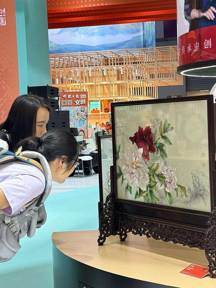 “文創(chuàng)中國”專題展區(qū)。參展觀眾供圖