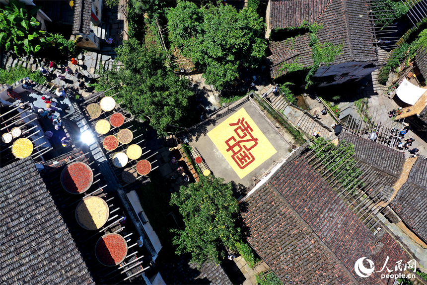 篁嶺曬秋大媽用農(nóng)作物曬出“活力中國”。人民網(wǎng)記者 時雨攝