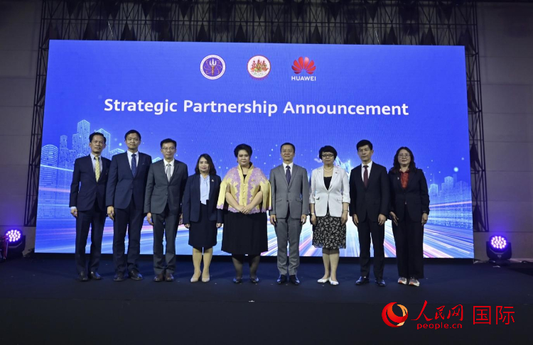 數(shù)字人才峰會現(xiàn)場。左五為泰國高等教育、科學(xué)、研究和創(chuàng)新部長素巴瑪·伊沙拉帕迪，右三中國駐泰國大使館教育參贊許蘭，右四為華為泰國技術(shù)有限公司總經(jīng)理李雄偉。人民網(wǎng)記者 簡承淵攝